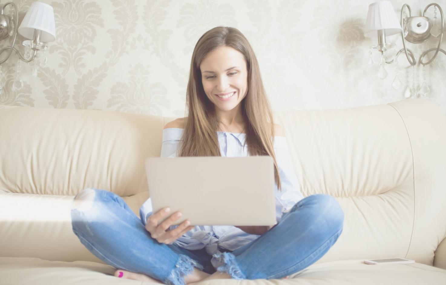 Estudiante exitosa trabajando en estrategias financieras